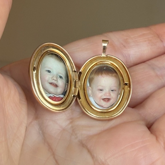 14k Gold Oval locket Pendant Necklace - Picture 8 of 8